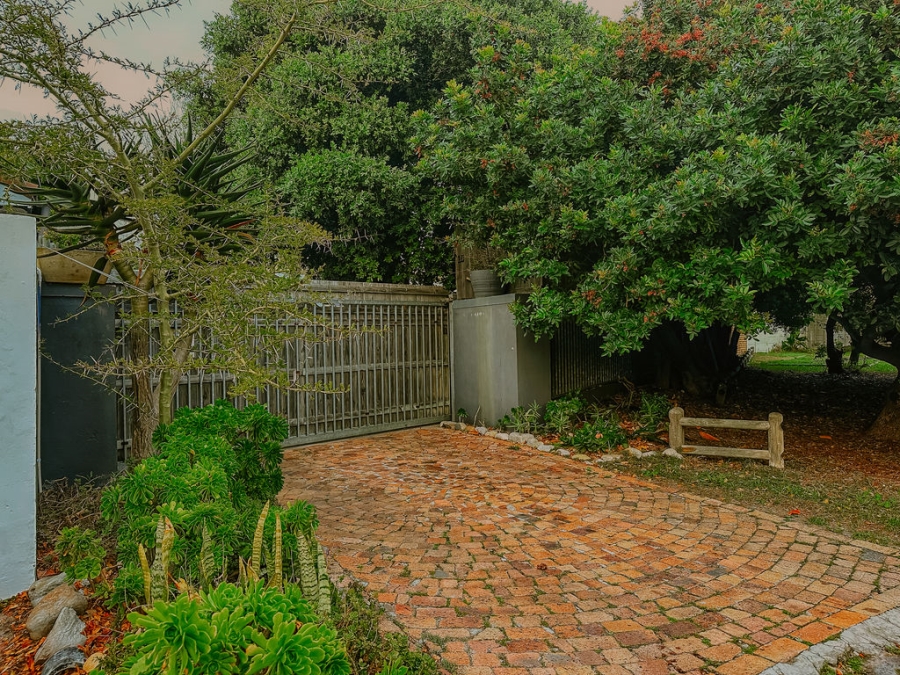 To Let 4 Bedroom Property for Rent in Kommetjie Western Cape